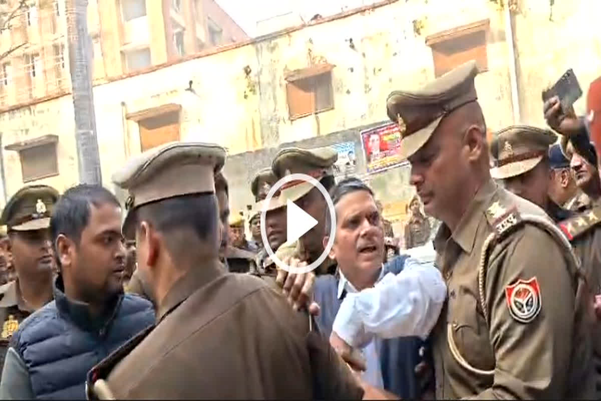 Deoria News: ‘मेरी हत्या कराई जा सकती है’, पूर्व IPS अधिकारी ने सीएम पर लगाए गंभीर आरोप, पुलिस ने किया गिरफ्तार