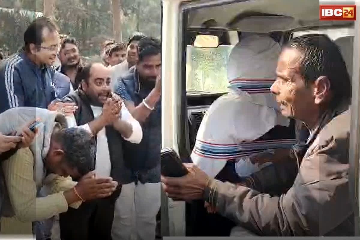 Manendragarh Congress Protest: “बहारों फूल बरसाओ, मेरा रेंजर आया है”, इस शख्स को देखकर कांग्रेस नेताओं ने जोड़ लिए हाथ, गाना गाते हुए मारे ताने, वीडियो देखा आपने?