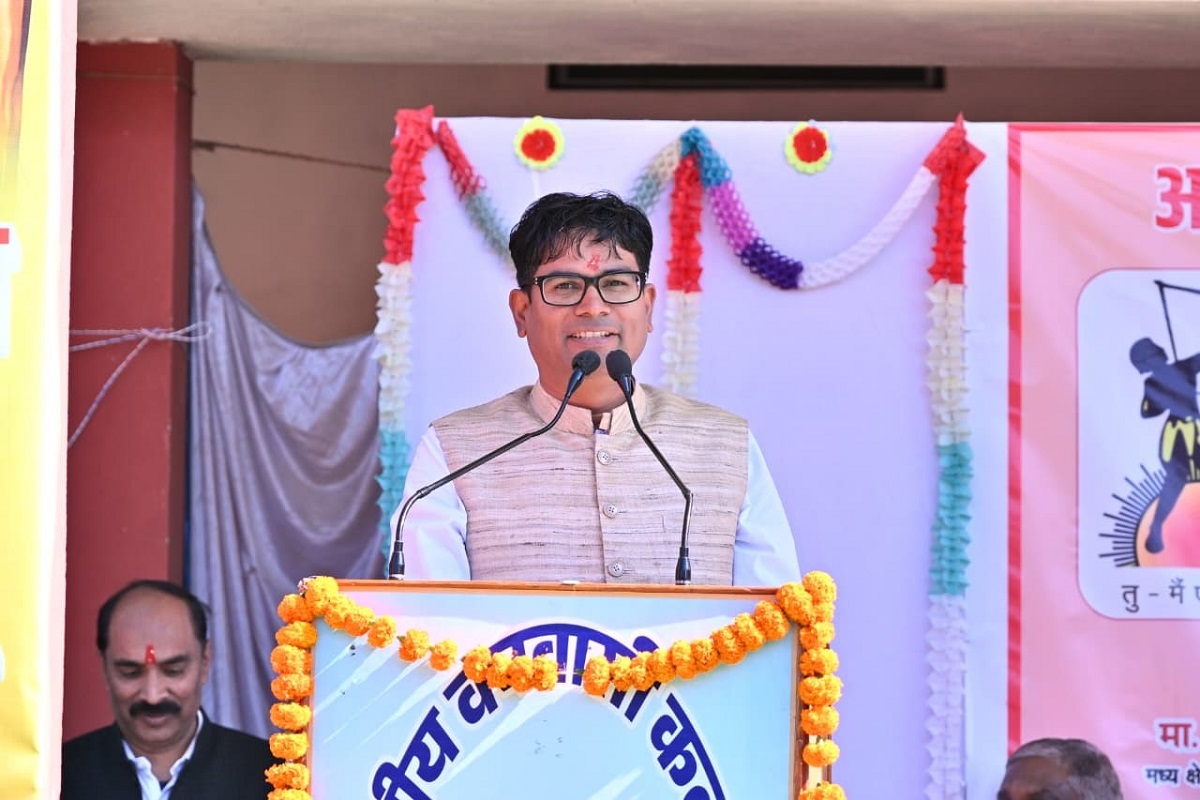 CG News: जनजातीय लोकनृत्य और मलखंभ ने मोहा मन, कल्याण आश्रम स्थापना दिवस में शामिल हुए मंत्री ओ.पी. चौधरी, कहा-आदिवासी संस्कृति हमारी पहचान