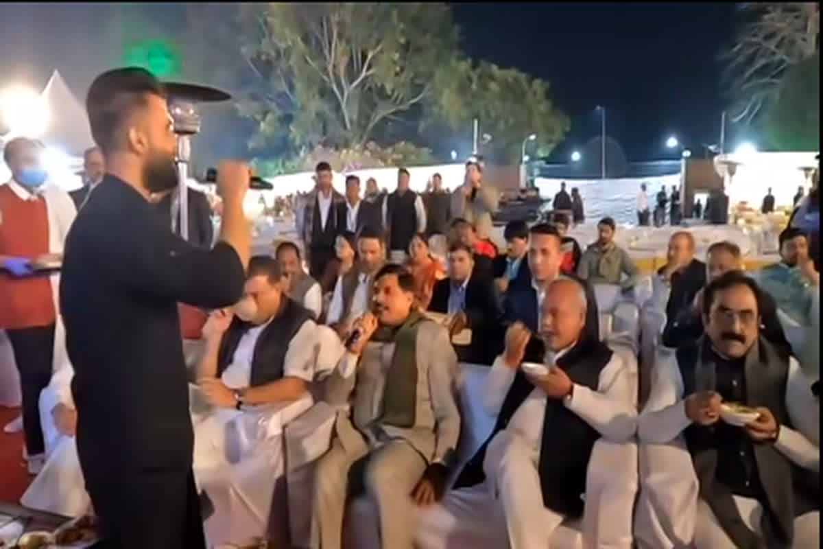 CM Mohan Yadav Singing: मुख्यमंत्री का ऐसा अंदाज़ पहले नहीं देखा! भजन गायक के साथ गाना गाते दिखे डॉ. मोहन यादव, वीडियो वायरल