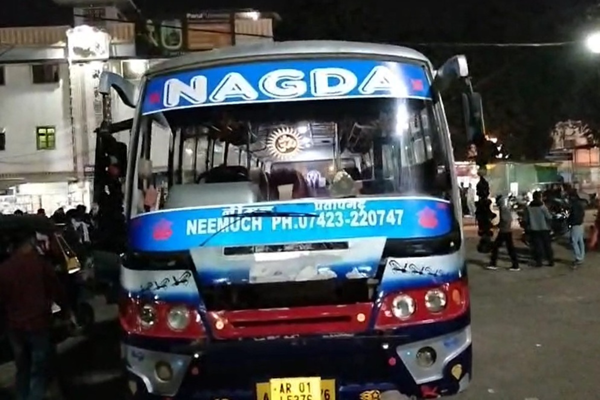 Road Accident In Neemuch: बस स्टैंड पर मच गई चीख-पुकार, पलक झपकते ही उजड़ गया मजदूर का परिवार, मामला जानकर आप भी हो जाएंगे हैरान