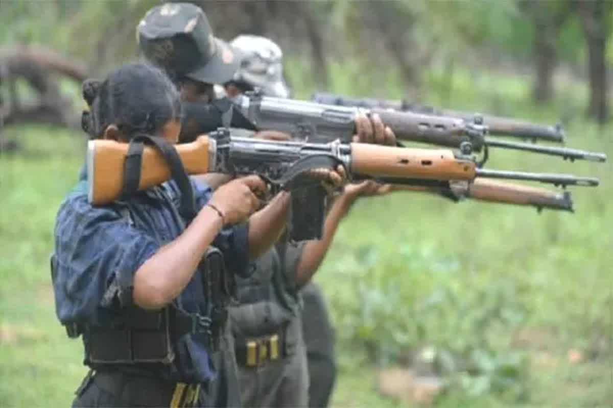 Naxali Surrender News: गृहमंत्री अमित शाह और सीएम साय की नक्सलवाद पर हाई-लेवल बैठक के कुछ ही देर बाद हार्डकोर नक्सलियों ने किया सरेंडर, काफी बड़ी है ये खबर