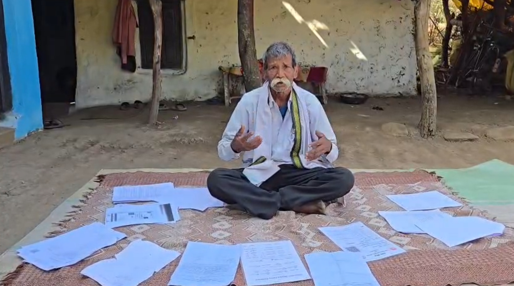 Mandla News: खुद को जिंदा साबित करने दफ्तरों का चक्कर काट रहा मध्यप्रदेश का ये शख्स! नहीं मिल रहा सरकारी योजनाओं का लाभ, व्यथा सुनकर आप भी हो जाएंगे हैरान