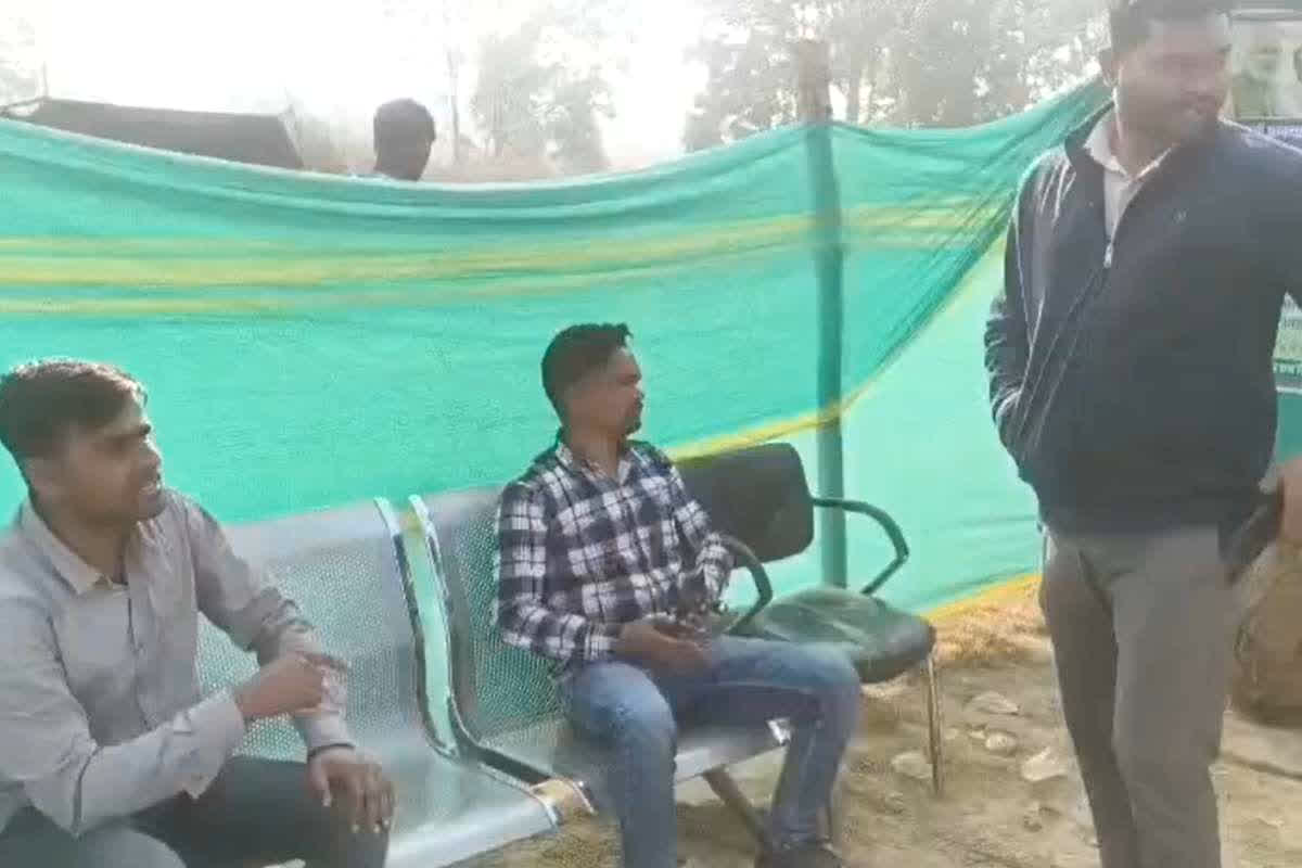 CG Tahsildar Viral Video: जानते हो किससे बात कर रहे हो…समस्या सुनना तो दूर, उल्टा दे डाली धमकी, धान खरीदी केंद्र में तहसीलदार ने किसान को दी धमकी, वीडियो वायरल