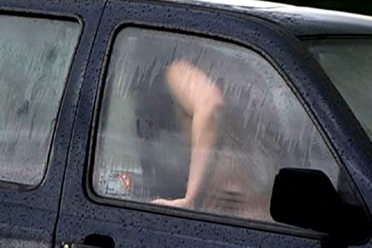 Purvanchal Expressway Viral video News: एक्सप्रेस वे पर कार खड़ी करके संबंध बनाने लगा कपल, मैनेजर ने CCTV की मदद से रिकॉर्ड कर ली पूरी फिल्म, सीएम तक पहुंची बात