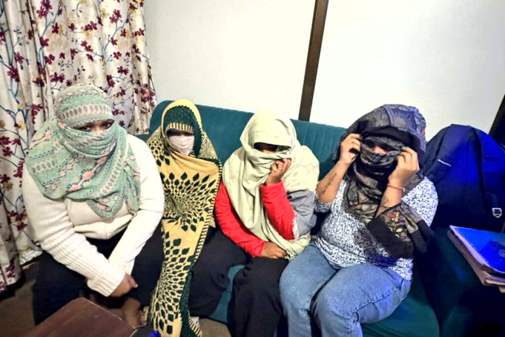 Sex Racket Busted in Varanasi: भाजपा नेत्री के फ्लैट में सेक्स रैकेट का भांडाफोड़, 9 युवतियों के साथ संदिग्ध हालत में मिले 4 लड़के / Image: X