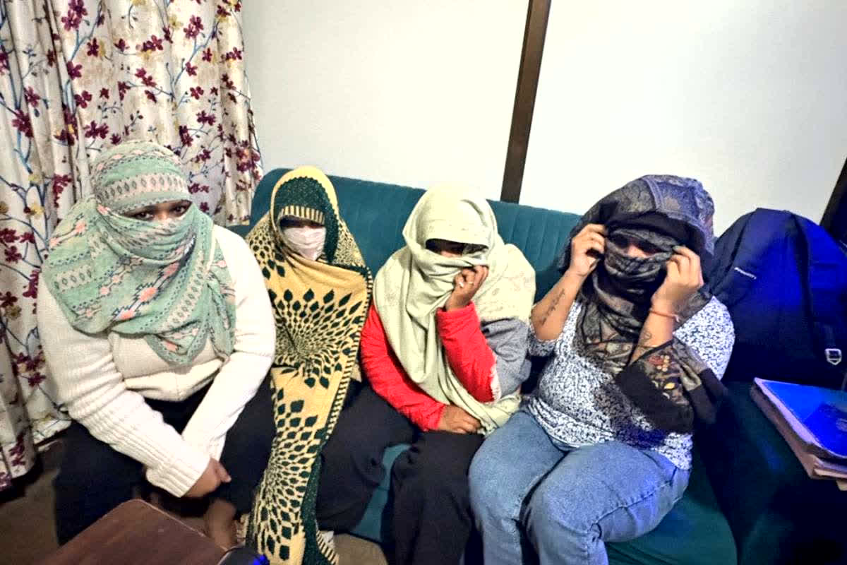 Sex Racket Busted in Varanasi: भाजपा नेत्री के फ्लैट में सेक्स रैकेट का भांडाफोड़, 9 युवतियों के साथ संदिग्ध हालत में मिले 4 लड़के, पीएम मोदी के खिलाफ भी लड़ चुकीं हैं चुनाव