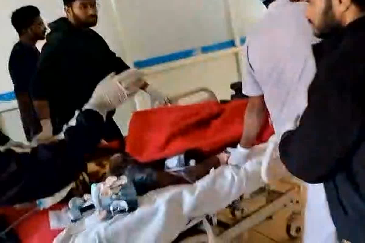 Shivpuri News: मेडिकल कॉलेज के छात्र ने खुद के शरीर का कांटा ये अंग, आनन-फानन में अस्पताल में भर्ती