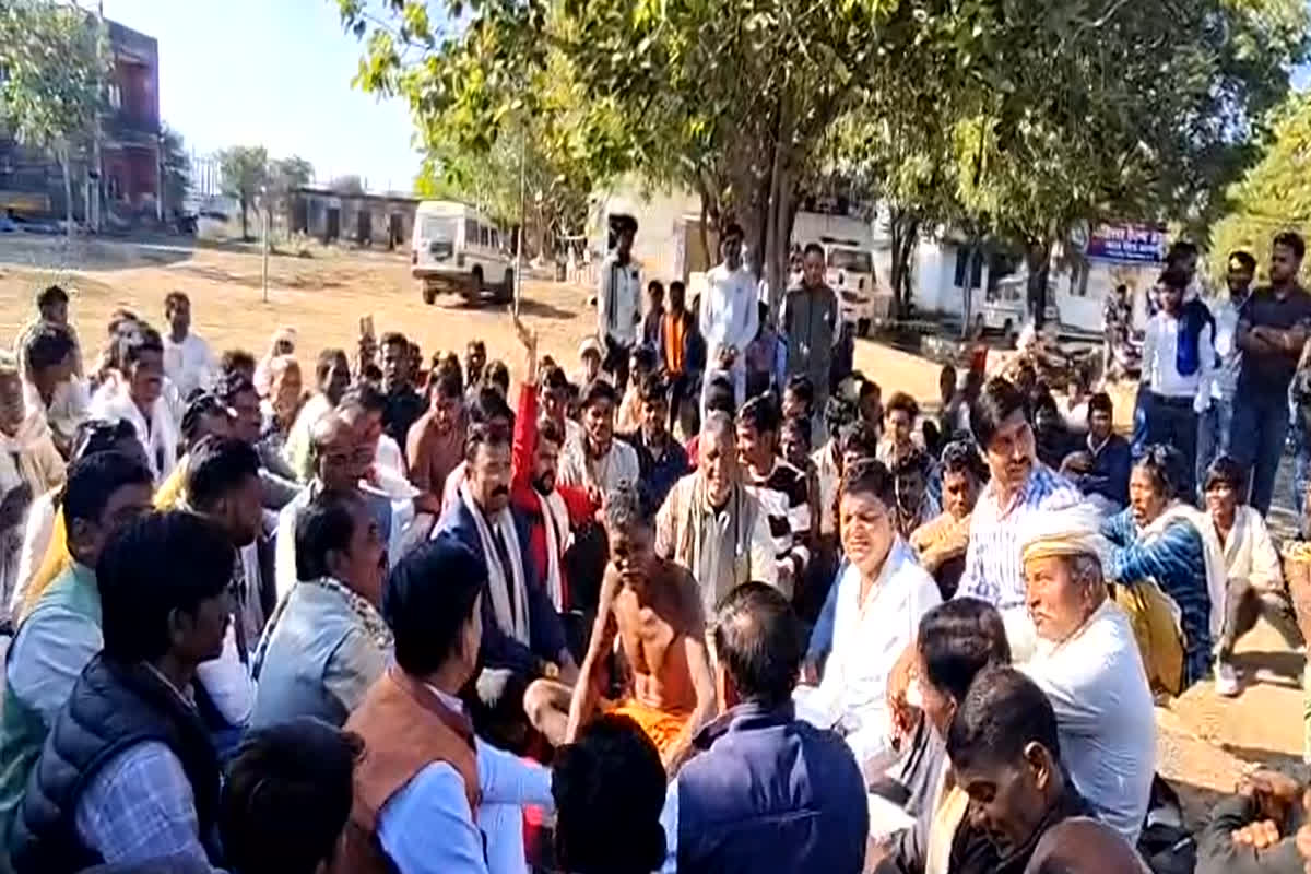 Police Custody Brutality: एमपी में हथकड़ी में हैवानियत! थाने के भीतर आदिवासी की पिटाई का आरोप, उबाल पर जनता, धरने में बैठे मंत्री