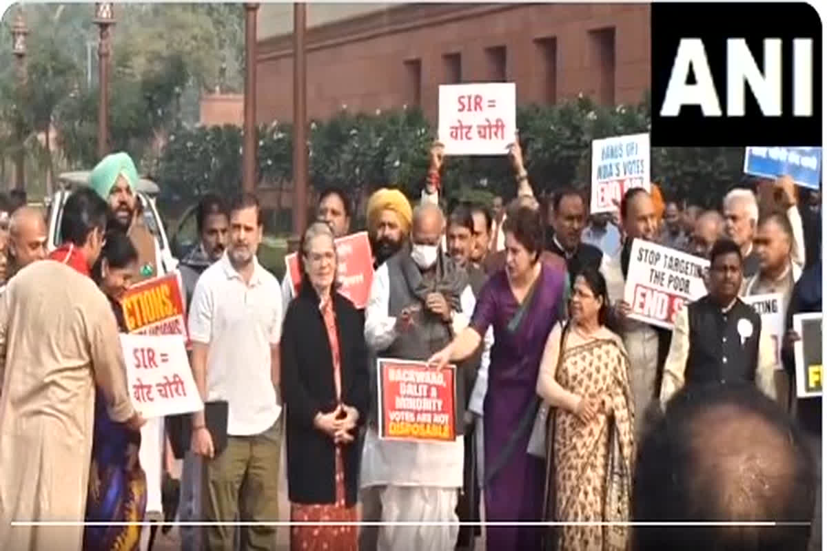 Demand For SIR Ban: SIR रोकने की मांग, संसद परिसर में राहुल, सोनिया गांधी, खरगे समेत विपक्ष के नेताओं का प्रदर्शन