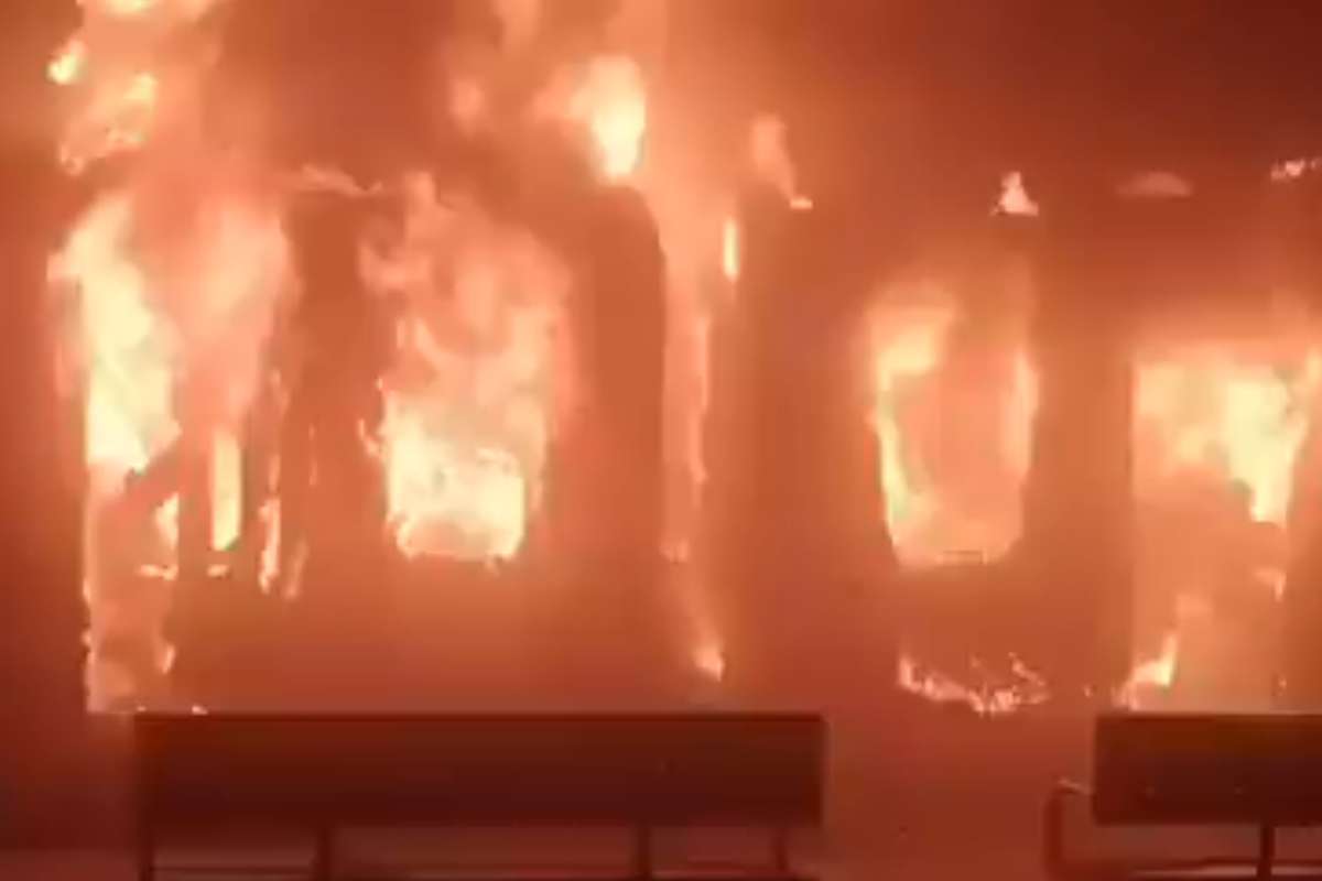 Tata Ernakulam Express Fire Video: टाटानगर-एर्नाकुलम एक्सप्रेस में भीषण आगजनी, एसी कोच के इतने यात्रियों की हो गई मौत, वीडियो देखकर कांप उठेगी रूह