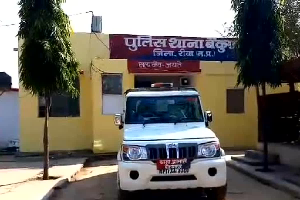 Teacher assaults student: शिक्षक की शर्मनाक करतूत! छात्रा को जूते से मारा, एसपी कार्यालय पहुंचे परिजन, मचाया हंगामा