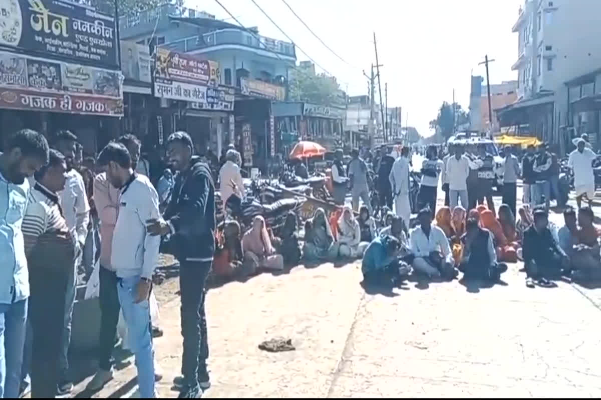 Farmers Protest In Ujjain: अचानक महिलाओं लेकर सड़क पर उतरे किसान, कर दिया चक्काजाम, प्रशासन से कर रहे ये बड़ी मांग