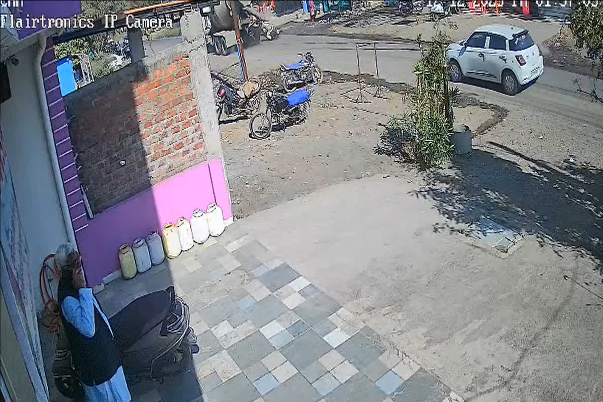 Ujjain Accident News: एक पल की चूक और खत्म हो गई ज़िंदगी! ओवरटेक करते ट्रक ने युवक को कुचला, CCTV में कैद हुआ मौत का मंजर