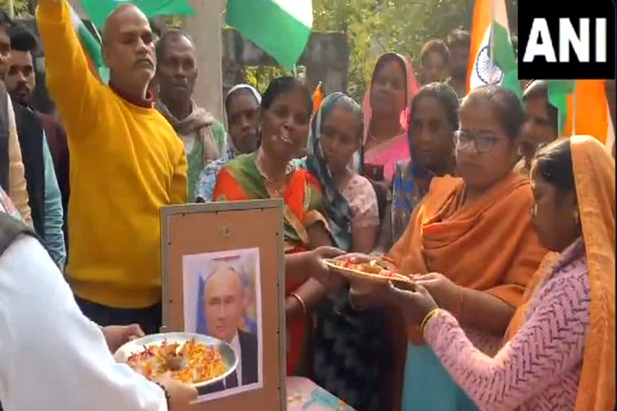 Varanasi News: पुतिन की भारत यात्रा से पहले काशी में दिखा अनोखा नजारा, पीएम मोदी के संसदीय क्षेत्र में लोगों ने मनाया उत्साह, दोनों की दोस्ती के लिए की ये कामना