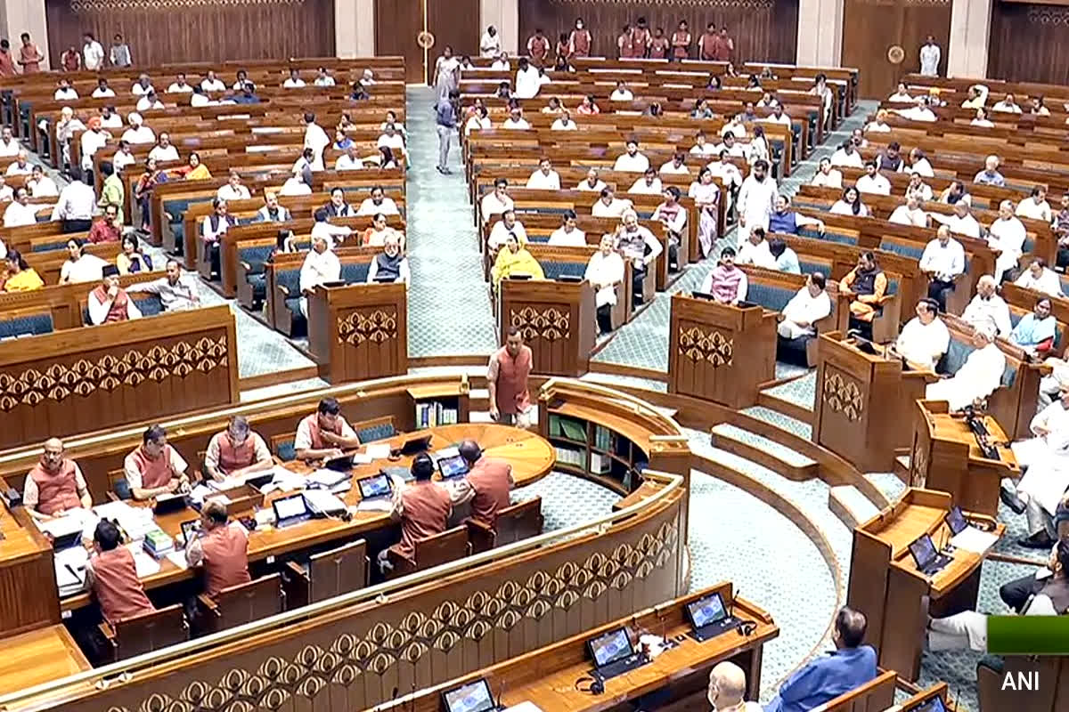 VB G-RAM-G Bill Passed: लोकसभा में भारी हंगामे के बीच VB G-RAM-G बिल पास, विपक्ष ने फाड़े कागज, सदन स्थगित