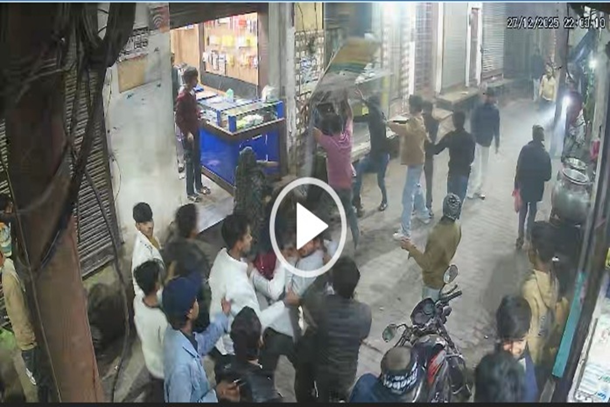 Moradabad viral video: दो गुटों के बीच जमकर हुई मारपीट, ​जिसे जो मिल रहा उसी से कर रहे पिटाई, वीडियो वायरल