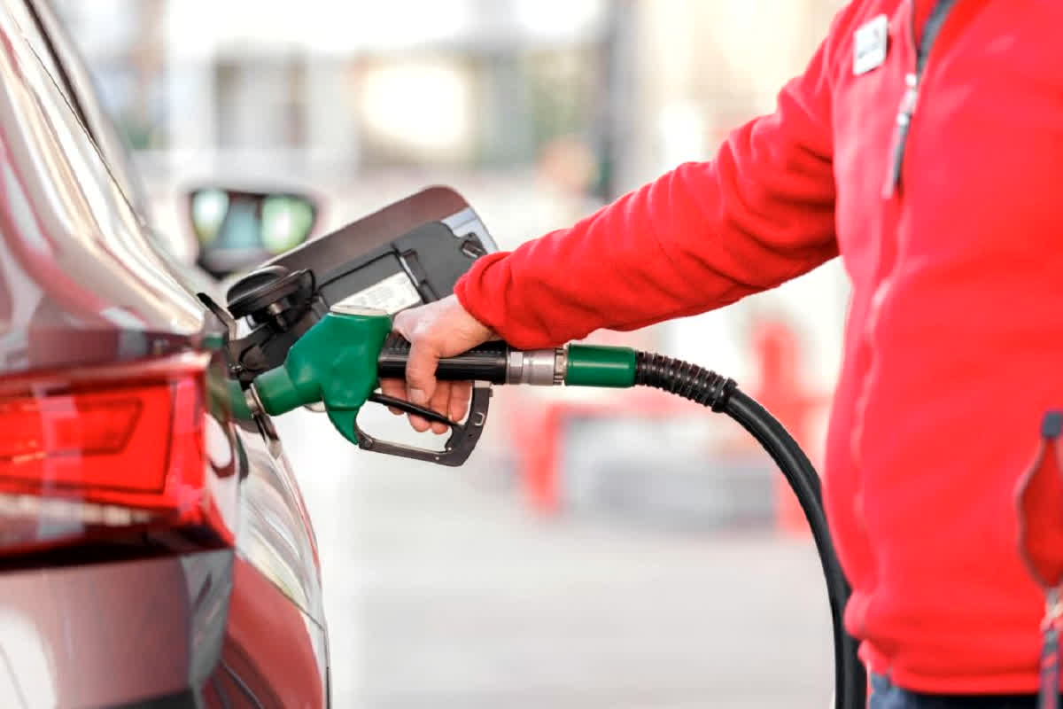 Petrol Diesel Price 31 December 2025: क्या आपने बनाया है नए साल में ट्रिप का प्लान… टंकी फुल कराने से पहले चेक करें पेट्रोल-डीजल का ताजा भाव