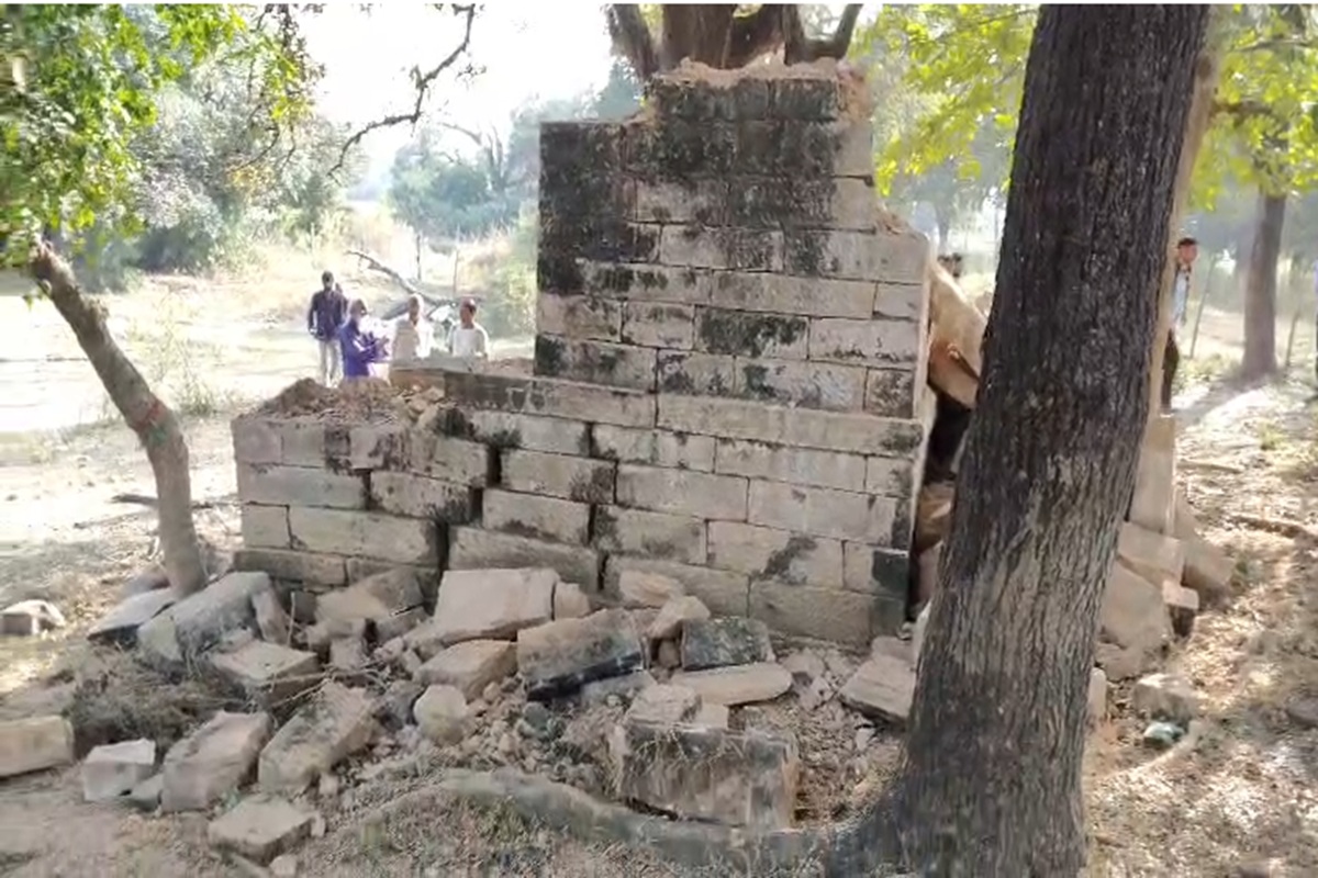 Rewa News: इस जिले में फिर हुई सांप्रदायिक सौहार्द बिगाड़ने की कोशिश, असामाजिक तत्वों ने मजार में की तोड़फोड़, मचा बवाल