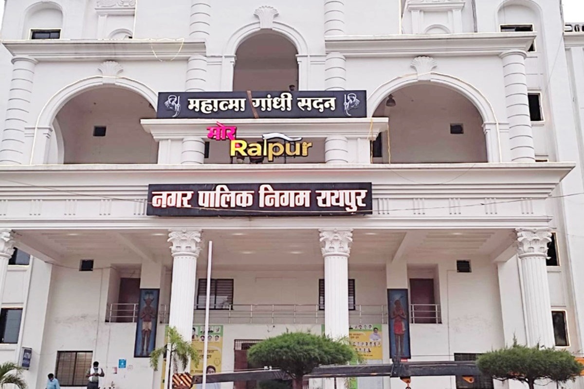 Raipur News: रायपुर में फिर गरजा नगर निगम का बुलडोजर, इस इलाके के 20 मकानों को किया ध्वस्त, रहवासियों ने लगाए बड़े आरोप