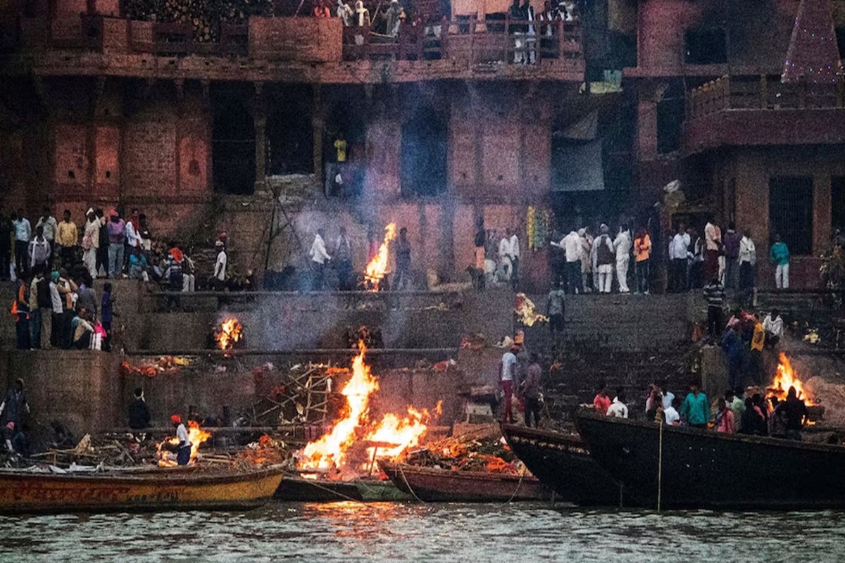 Manikarnika Ghat Controversy: मणिकर्णिका घाट पर तोड़े गए चबूतरे और फेंकी गई मूर्तियां? अखिलेश यादव ने सरकार पर कसा तंज, इस बात के लिए व्हाट्सएप ग्रुप बनाने दी सलाह