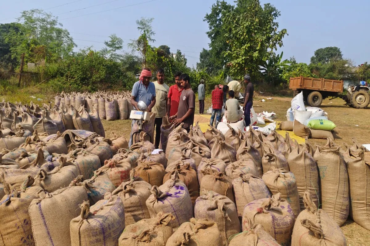 शह मात The Big Debate: उधर दो साल की बड़ाई.. इधर धान पर लड़ाई! कई खरीदी केंद्रों में अव्यवस्था पर बवाल, क्या प्रदेश में पूरा हो जाएगा लक्ष्य?