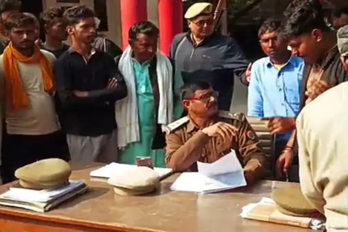 Sonbhadra Temple Controversy: एक बार फिर हिंदुओं की आस्था से खिलवाड़, विशेष समुदाय के 5 लड़कों ने मंदिर में किया पेशाब, इतने लोगों पर FIR दर्ज