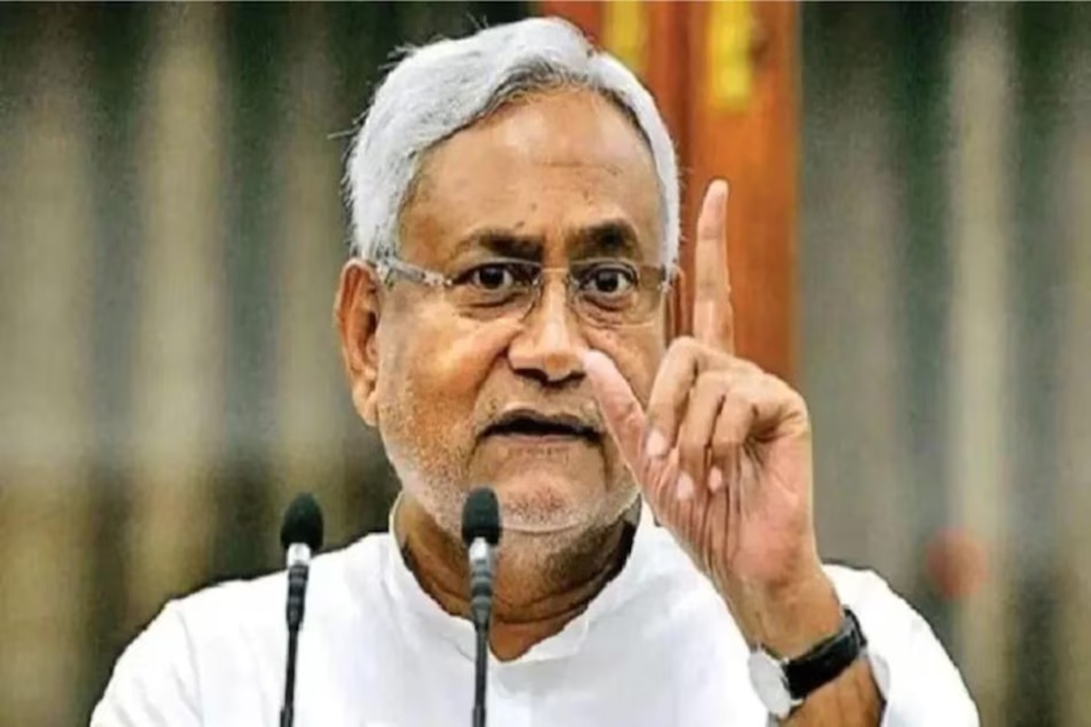 Nitish Kumar Latest News: भाषण के बीच अचानक उठ कर जाने लगी महिलाएं, मंच पर भड़के नीतीश कुमार, बोले- नहीं सुनोंगे तो
