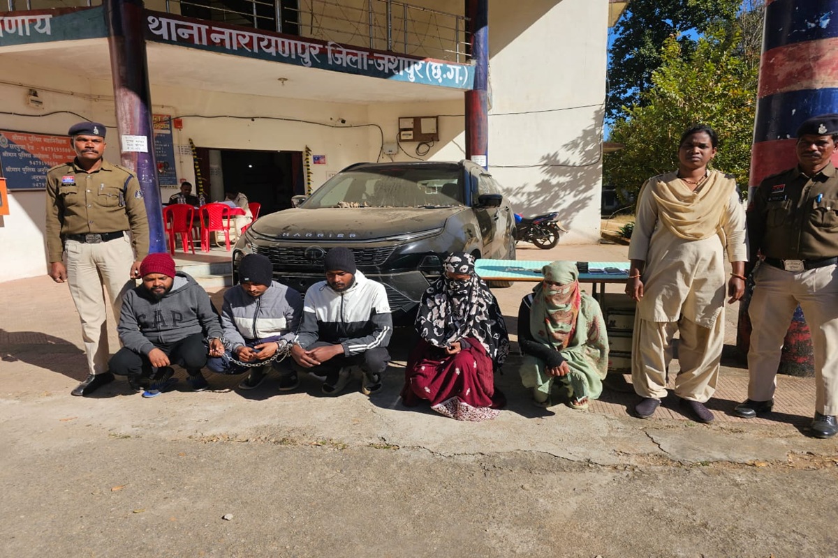 Jashpur News: बॉयफ्रेंड संग होटल में मिली जिला परिवहन अधिकारी की भतीजी, 51 लाख की चोरी का सामान जब्त