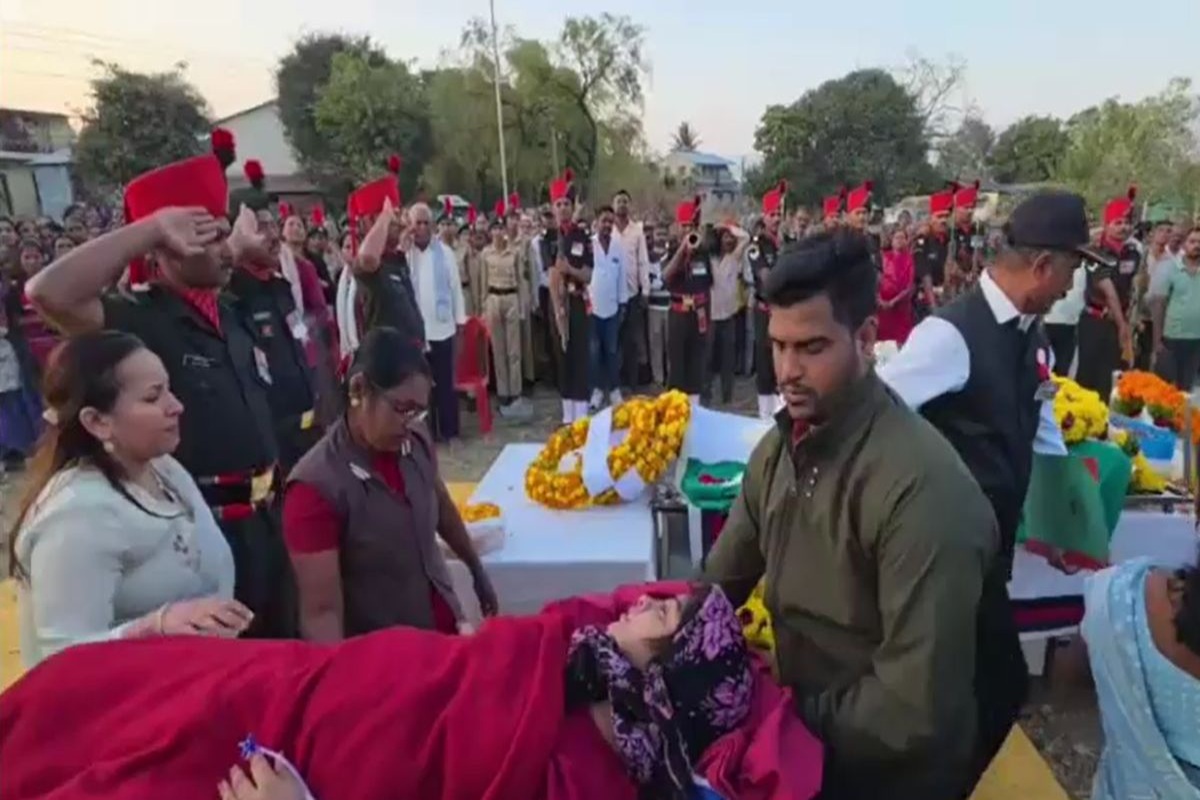 Martyr Soldier Satara: 8 घंटे पहले जन्मी बेटी ने शहीद पिता को दी अंतिम विदाई, स्ट्रेचर पर लेटकर दर्शन के लिए पहुंची पत्नी, नजारा देख फफक पड़े लोग