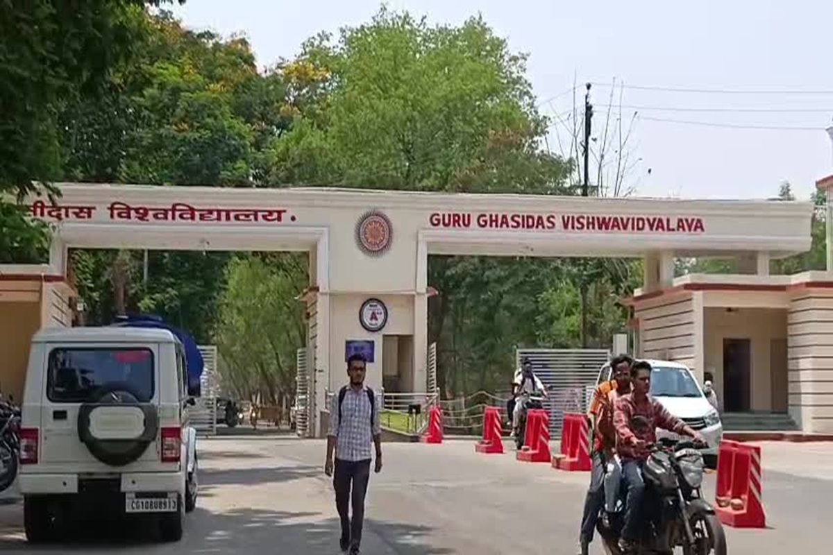 GGU Bilaspur Controversy: फिर विवादों में आया गुरुघासीदास केंद्रीय विश्वविद्यालय! मेस कर्मियों ने छात्र को चाकू लेकर दौड़ाया, मारपीट के मामले ने पकड़ा तूल