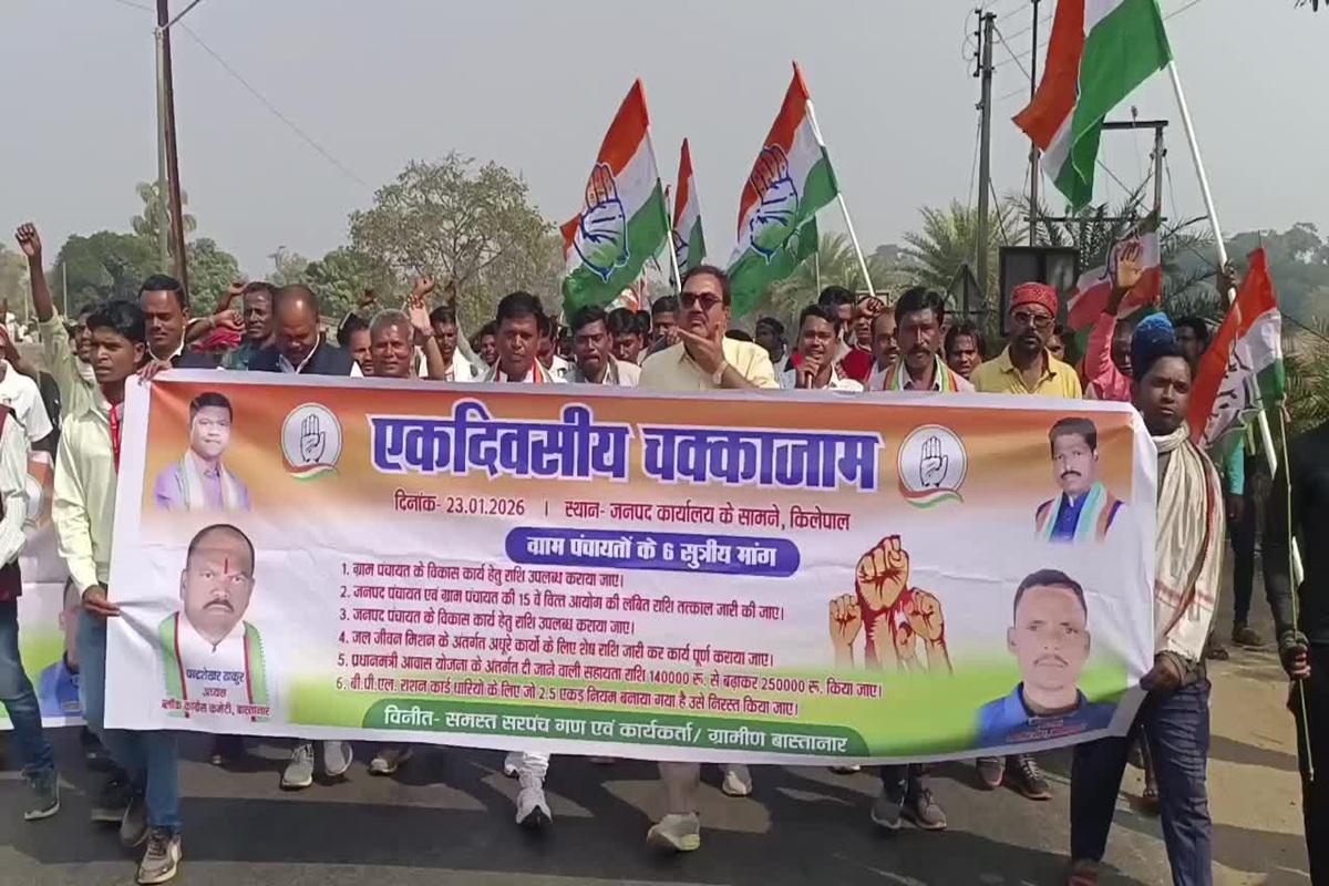 Bastar villagers angry: बस्तर में सड़कों पर उतरे 33 गांवों के सरपंच, नेशनल हाईवे पर किया चक्काजाम, जानें क्यों ग्रामीणों में भड़का आक्रोश