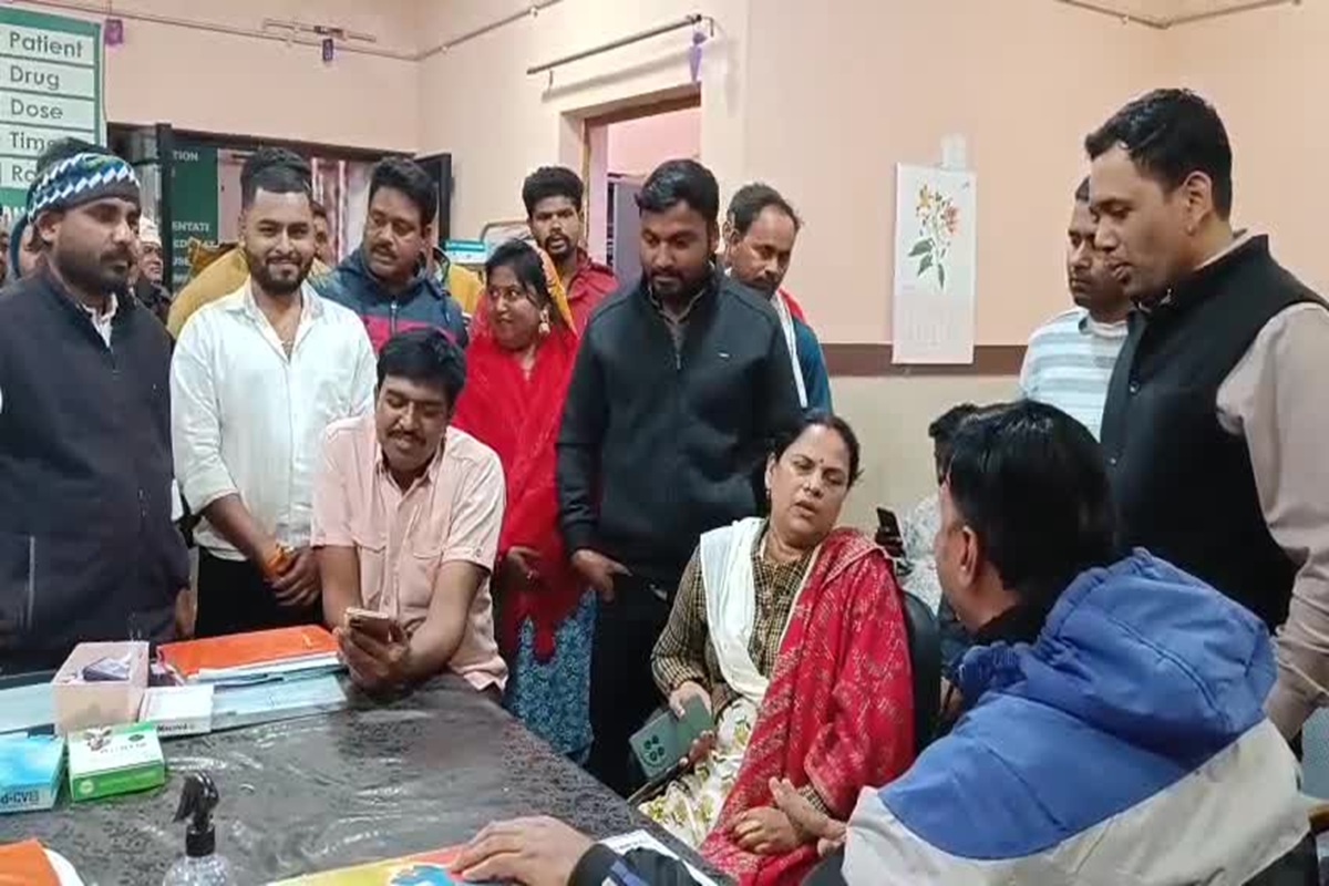 BJP Leaders Misbehaved Female Doctor: अस्पताल में घुसकर BJP नेताओं ने की महिला डॉक्टर से अभद्रता! नाराज स्वास्थ्य कर्मियों ने ठप की OPD