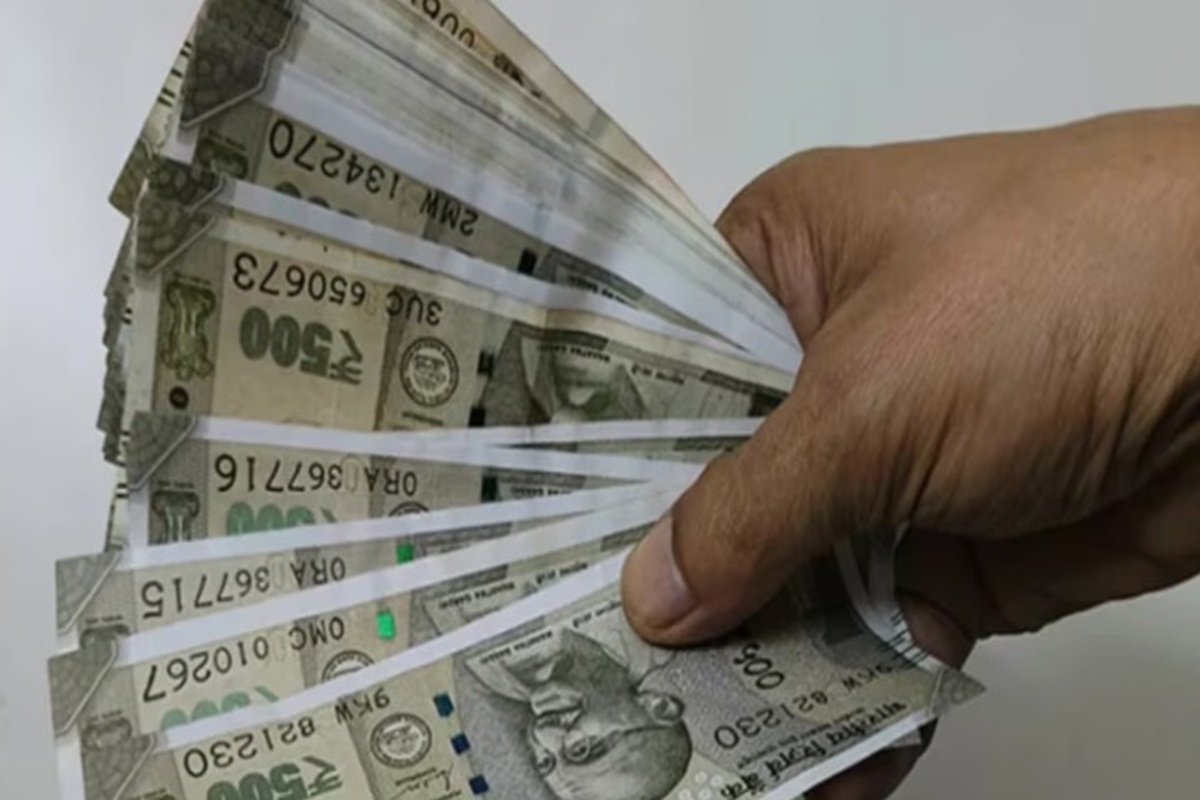 500 Rupee Notes News: ATM में मार्च 2026 से बैन हो जाएंगे 500 रुपये के नोट? सरकार ने दी अहम जानकारी, जानें क्या है इस दावे का सच