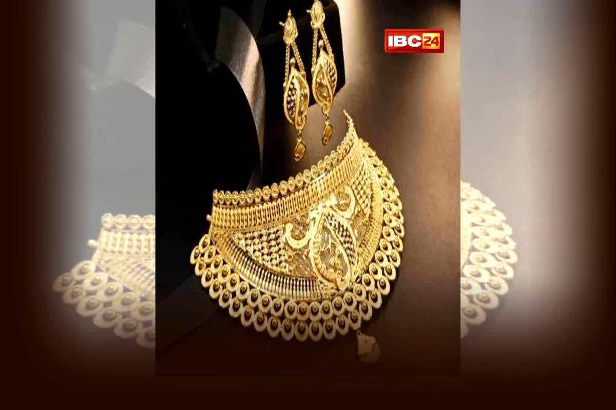 Gold Price Today: महंगा हुआ गोल्ड फिर भी भीड़ कम नहीं! 83 हजार के करीब पहुंचा इस कैरेट का सोना, शादी के सीजन में कर रहे जमकर खरीदारी!