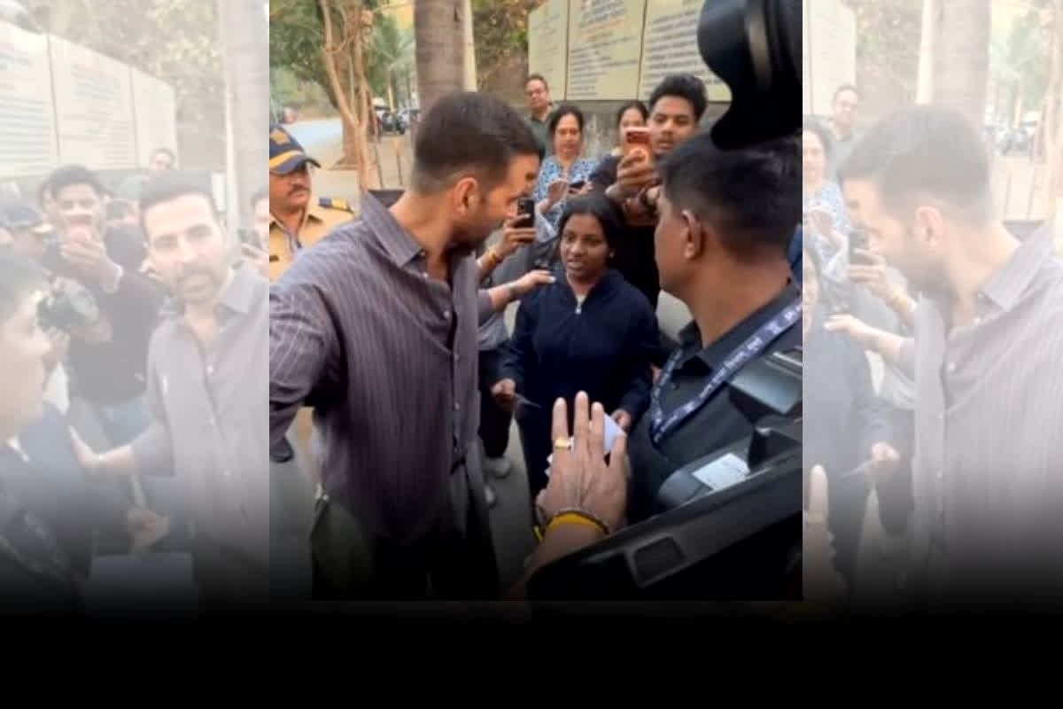 Akshay Kumar Viral Video: भीड़ के बीच बच्ची ने अक्षय कुमार के पैर पकड़े, लगाई मदद की गुहार… फिर अभिनेता ने जो कहा, उसने सबको चौंका दिया!