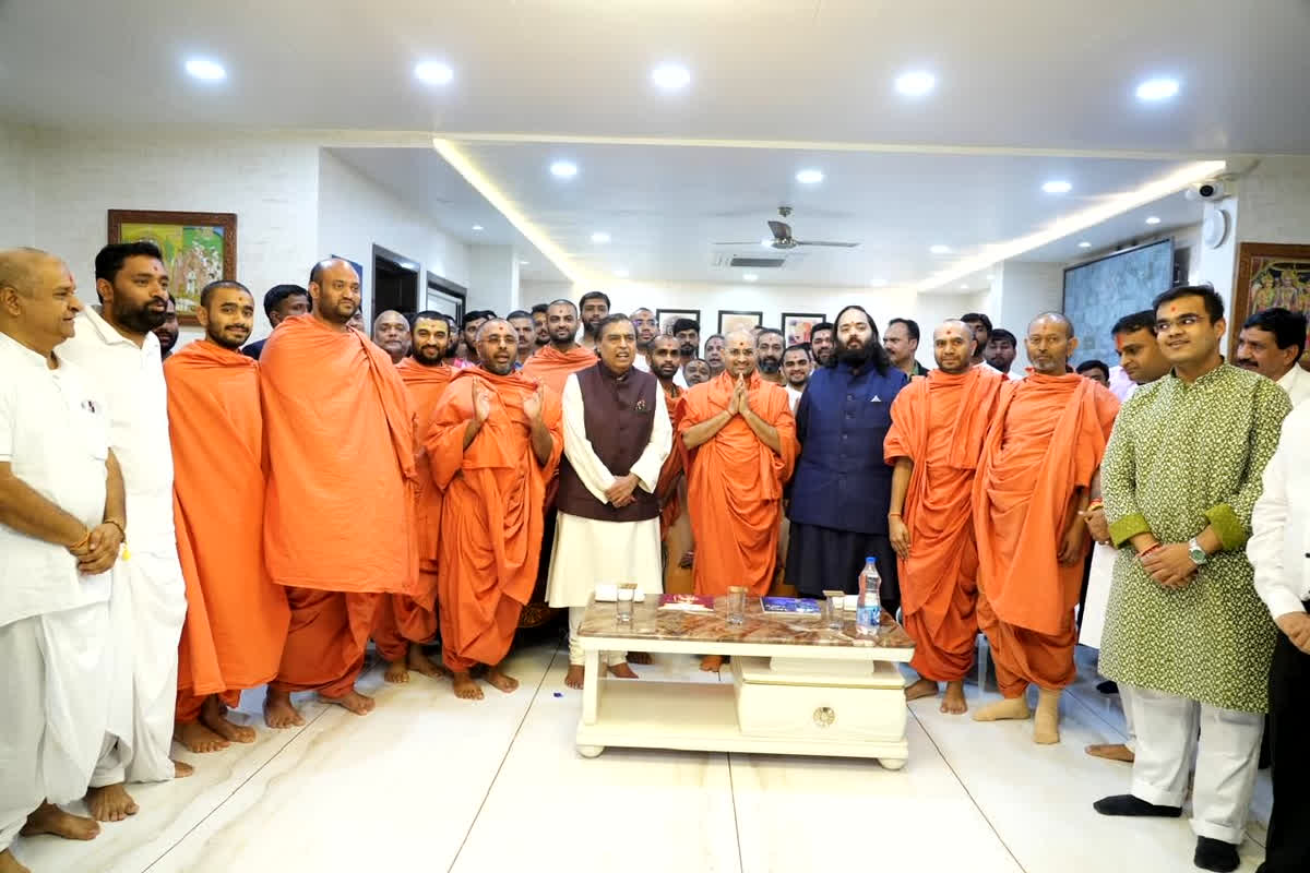 Mukesh Ambani Family Gujarat Visit: मुकेश अंबानी ने बेटे अनंत के साथ कष्टभंजन देव हनुमान मंदिर में किए दर्शन, 5 करोड़ रुपए दान देने का किया ऐलान