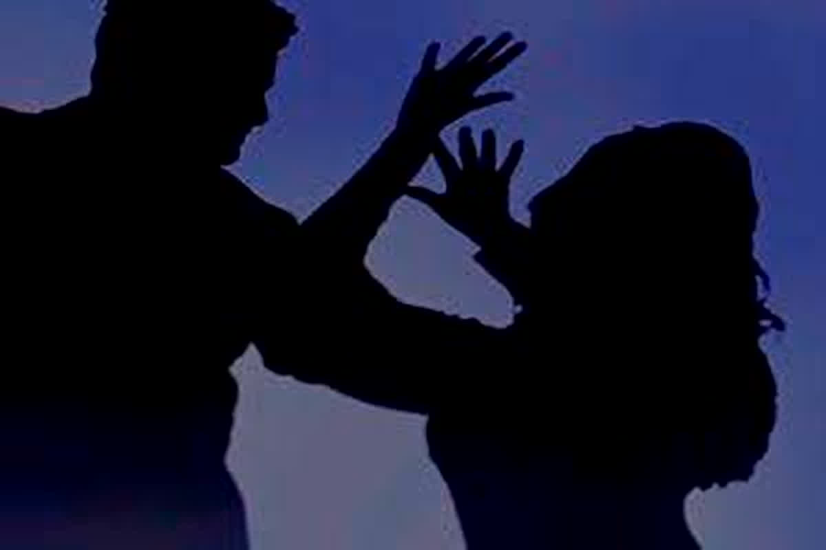 Ambikapur News: बेटे ने अपने ही मां का कर दिया ये हाल, बाप ने भी दिया पूरा साथ, अवैध संबंध का मामला जानकर पुलिस के भी उड़े होश