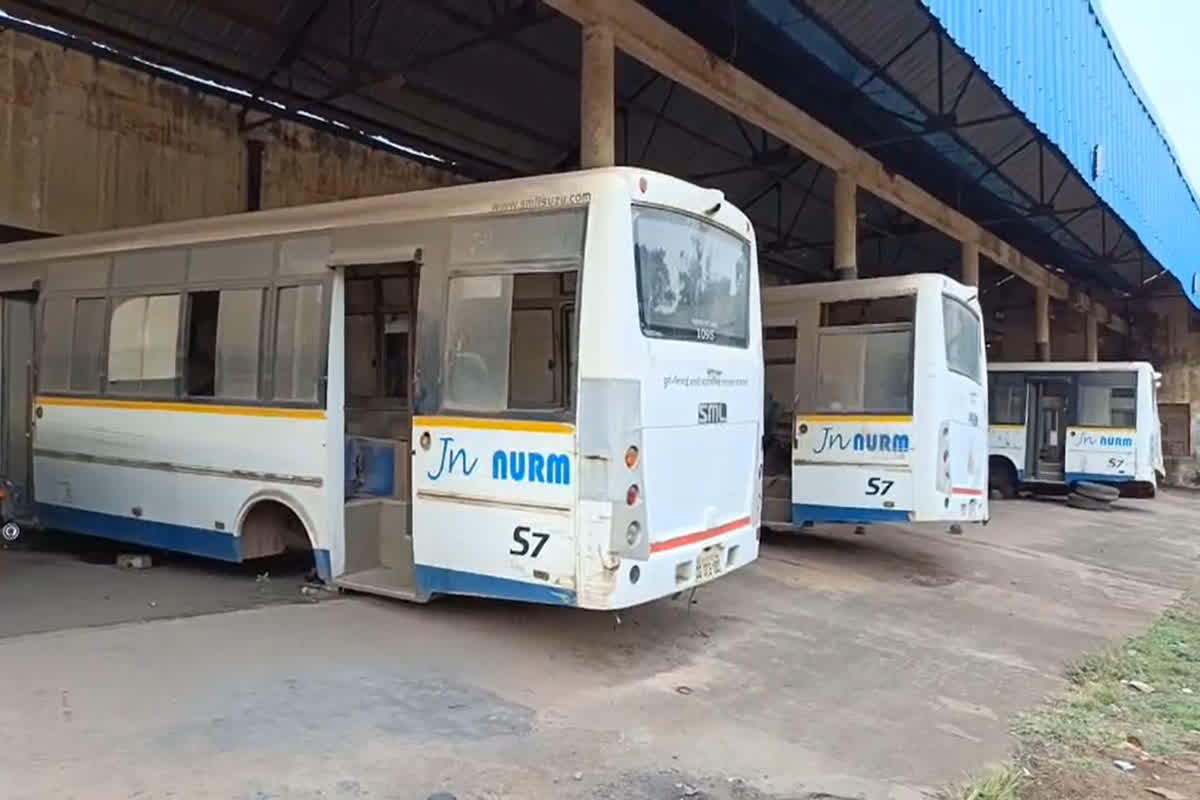 Bhilai Bus Auction: कंडम हो गई 20 करोड़ की सिटी बसें, महज इतने ही दिन दौड़ पाई थी सड़कों पर, अब नीलामी से सबूत मिटाने की तैयारी में प्रशासन?