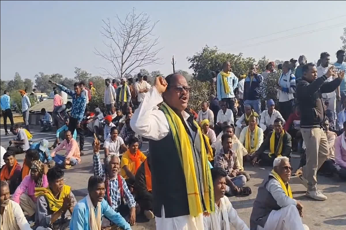 BJP Leader Controversy Rajnandgaon: छत्तीसगढ़ में भाजपा नेता की पोस्ट से भड़का समाज, इस चीज पर अभद्र टिप्पणी से मचा बवाल, गिरफ्तारी की मांग पर किया हाईवे चक्का जाम