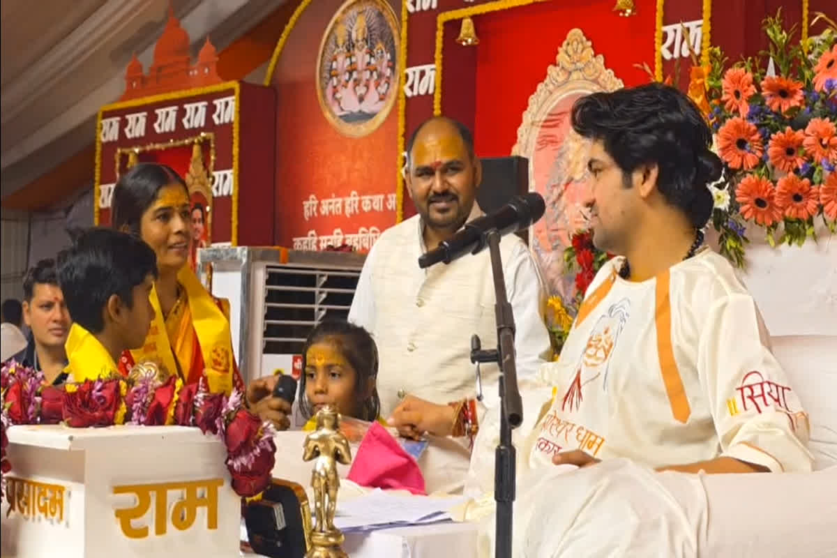 Bageshwar Dham News: परवीन शेख से बनीं जया, बच्चों के भी बदले नाम! धीरेंद्र शास्त्री की कथा में मुस्लिम महिला ने दो बच्चों संग अपनाया सनातन धर्म, बोली- काली मां की कृपा से…