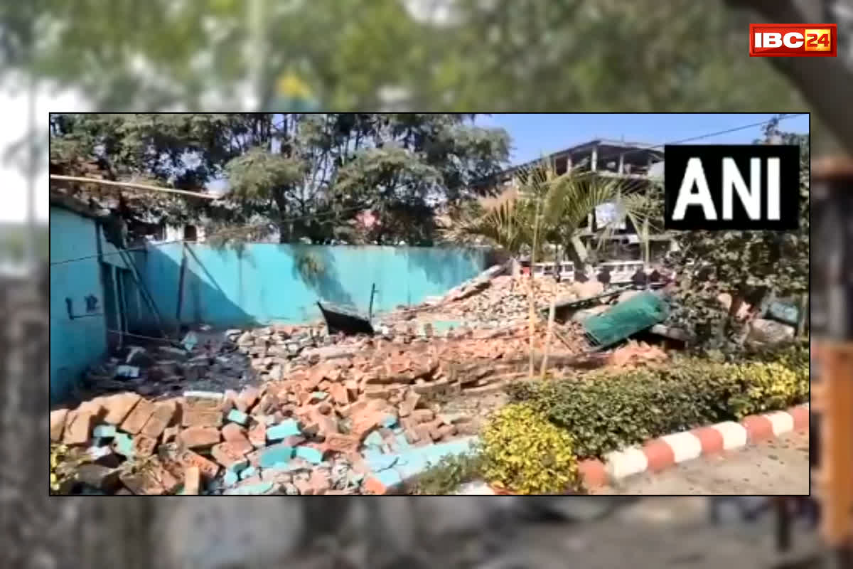 Bahraich Mazar Bulldozer Action: बहराइच में प्रशासन का बड़ा एक्शन, मेडिकल कॉलेज में बनी अवैध मजारों पर चला बुलडोजर, 24 साल पुराने आदेश पर हुई कार्रवाई