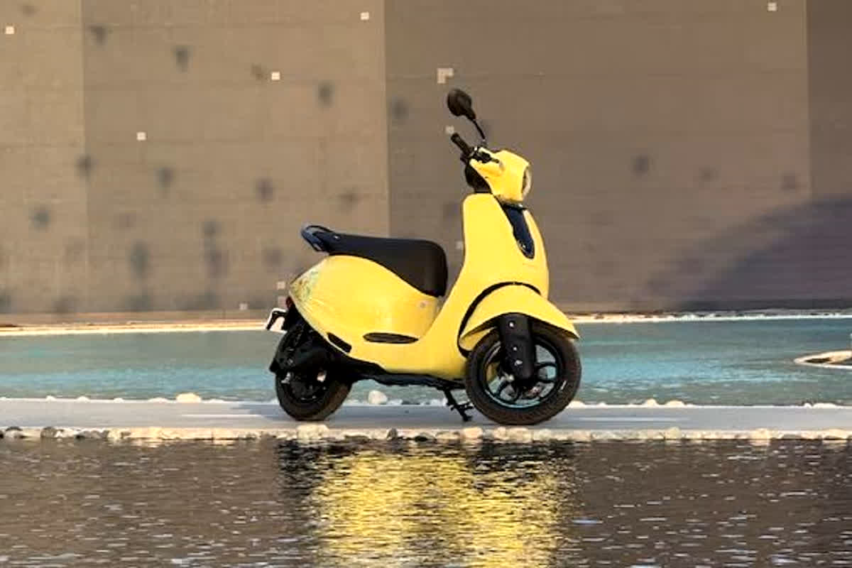 Bajaj Chetak C25 Electric Scooter: महज इतने घंटे के चार्ज में लंबा सफर! यह इलेक्ट्रिक स्कूटर फीचर्स और रेंज में सब पर भारी, कीमत जानकर नहीं होगा भरोसा!
