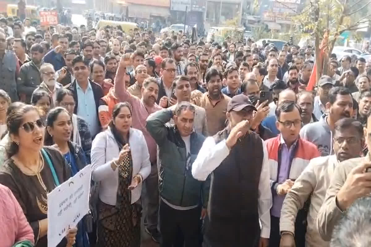 Bank Strike Today: आज भी बंद रहेंगे सभी बैंक! 5 Days Banking पर अड़े बैंक कर्मचारी, सरकार को दी अनिश्चितकालीन हड़ताल की चेतावनी