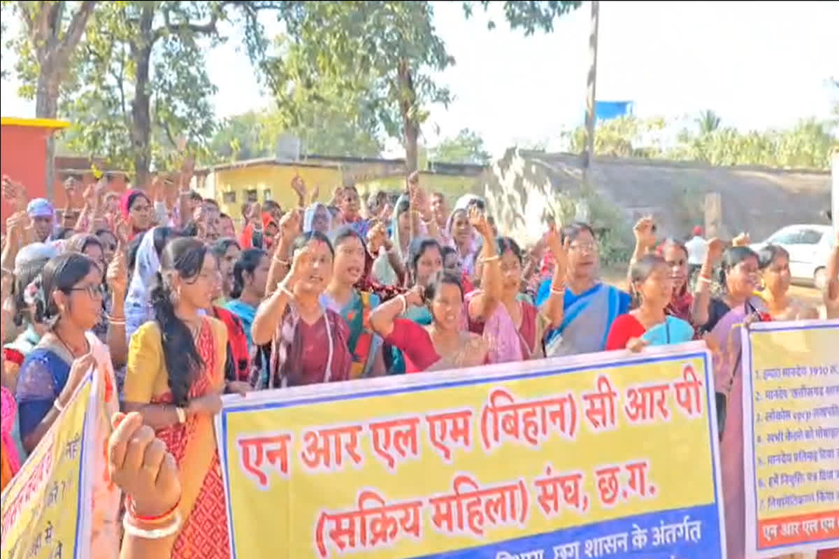CG Bihan Women Strike News: नए साल में समूह की महिलाओं को मिलेगी नियमितीकरण की सौगात? 7 सूत्रीय मांगों को लेकर दिया  अल्टीमेटम, मानदेय बढ़ोतरी की भी मांग