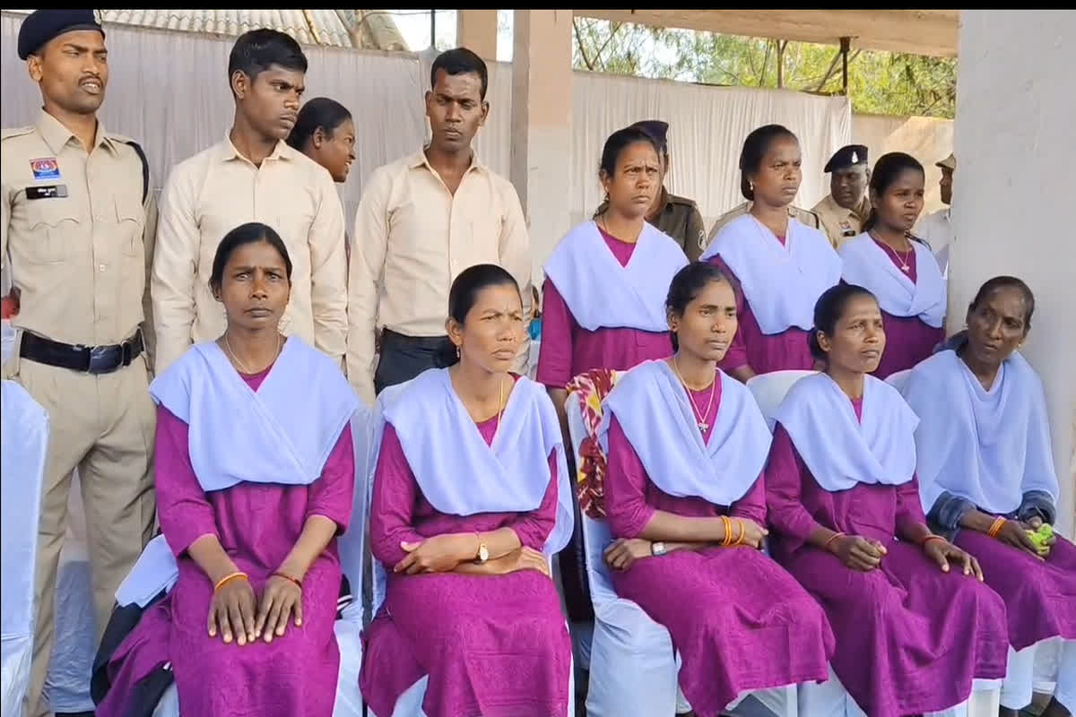 Chhattisgarh Naxal News: कभी थे इनामी नक्सली, आज बंदूक छोड़ मंच पर गणतंत्र दिवस के मेहमान…. तिरंगा देख भर आईं आंखें, छत्तीसगढ़ के नक्सल मुक्त जिले का ऐतिहासिक दिन