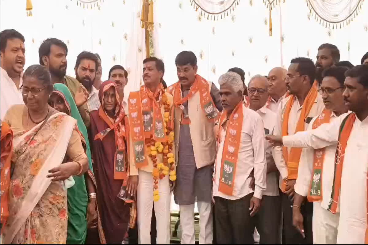 Congress Leaders Joins BJP: कांग्रेस को फिर लगा बड़ा झटका! इस दिग्गज नेता समेत कई कार्यकर्ताओं ने थामा BJP का दामन, वजह चौंकाने वाली