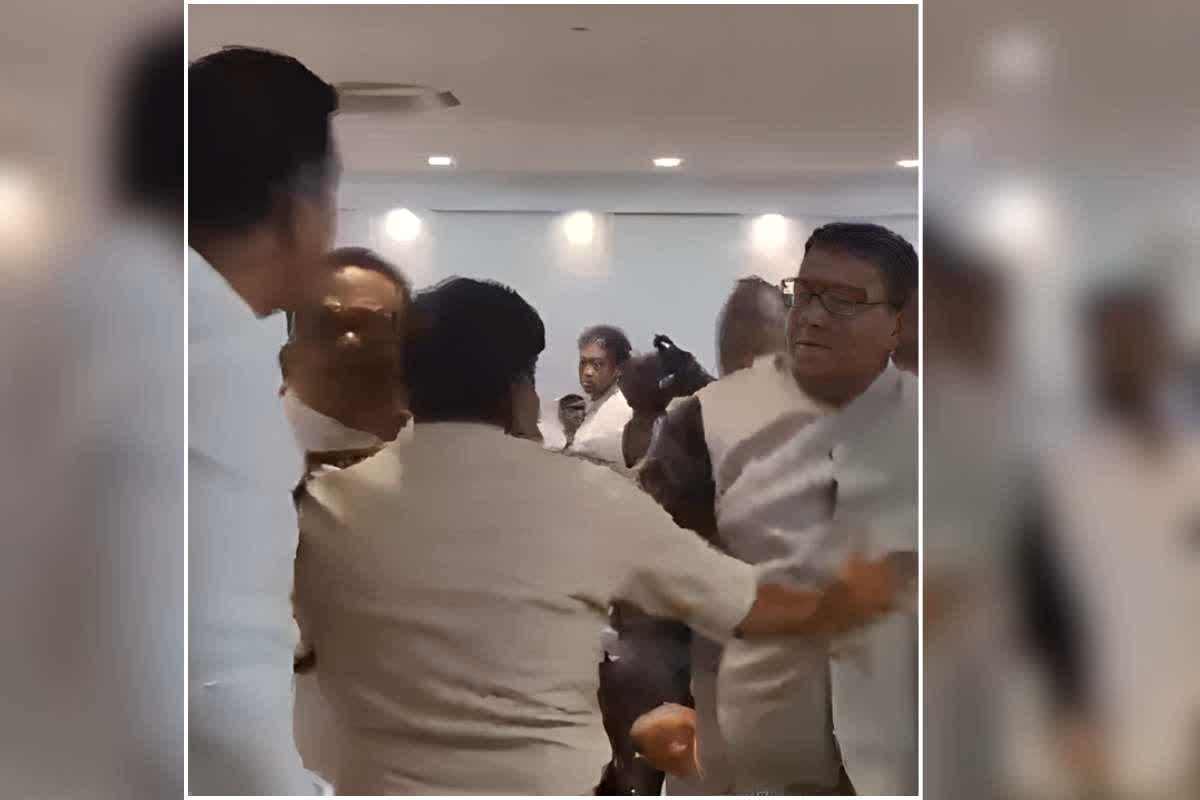 Congress BJP Fight Viral Video: मीटिंग में कांग्रेस नेता ने भाजपा विधायक को मारा मुक्का, सोशल मीडिया पर आया लाइव वीडियो, जानिए किस बात पर भिड़ गए दोनों