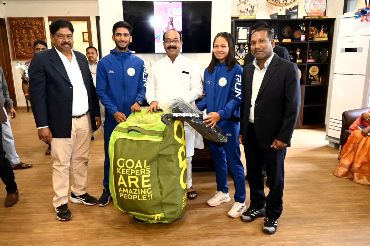 Chhattisgarh Hockey Players: अब टीम इंडिया में गूँजेगा छत्तीसगढ़ का नाम! नेशनल सेंटर ऑफ एक्सीलेंस के लिए चयनित 3 खिलाड़ियों को डिप्टी सीएम ने दिया खास तोहफा