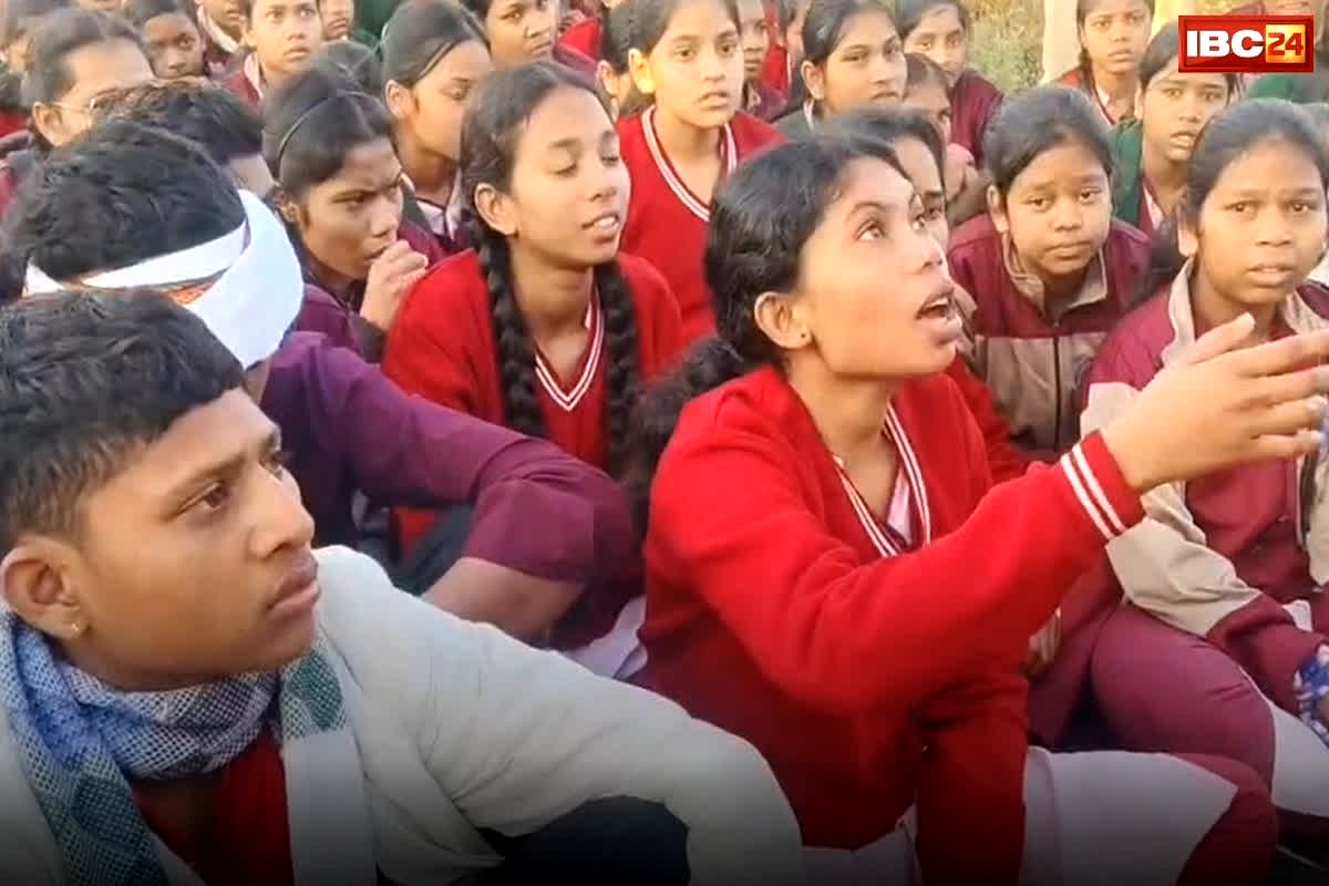 Eklavya Residential School Protest: ‘मैडम कहती थीं मेरा कुछ नहीं कर पाओगे..’, सुबह 5 बजे कलेक्टर से मिलने पहुंचे 400 छात्र, एकलव्य स्कूल का चौंकाने वाला सच आया सामने